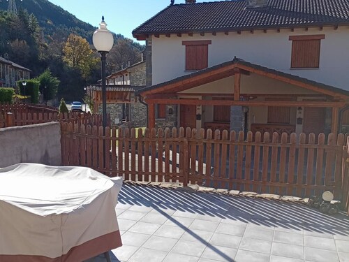 Cozy House in Villanúa: 4BR, Patio, Garage - Sleeps 8