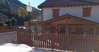 Casa familiar con patio y garaje en Villanúa, ideal para 8 personas