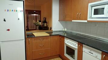 Een microgolfoven, een oven, een kookplaat, een vaatwasser