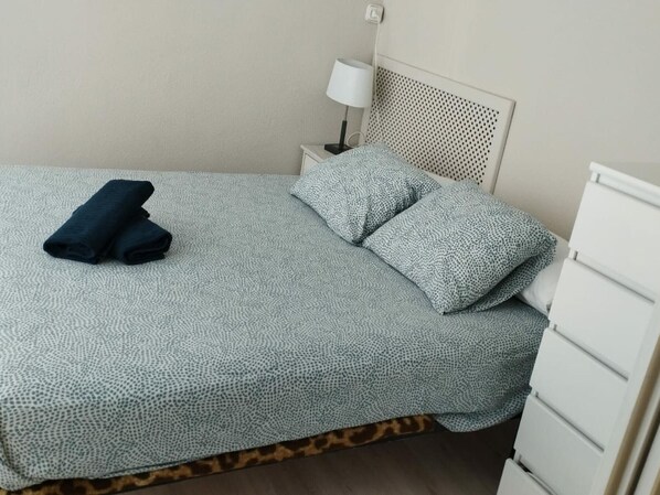 2 bedrooms, free WiFi - Central Apartment for 4 with Parking in Jaca's Main Street (Jaca)