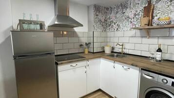 Een microgolfoven, een kookplaat, een vaatwasser