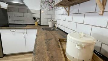 Microwave, stovetop, dishwasher, coffee/tea maker