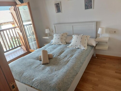 Scenic Stone Mountain House with Garden, 3 Double Bedrooms & Loft, Fully Equipped Kitchen