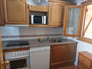 Microondas, horno, parrilla de estufa y lavavajillas