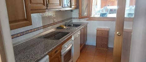 Micro-ondes, four, plaque de cuisson, lave-vaisselle