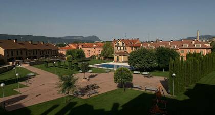 Appartement familial avec piscine et garage Ă Jaca