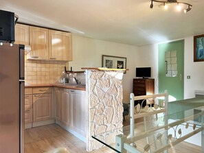 ثلاجة، ميكروويف، موقد طهي مسطح