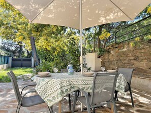 تناول الطعام بالخارج