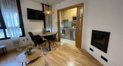 Charming 3-Floor Townhouse with Fireplace, Near Ski Resorts in Villanúa