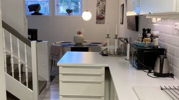 Kjøleskap, mikrobølgeovn, ovn og kokeplater