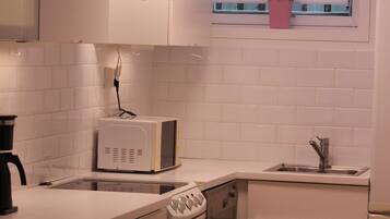 Kjøleskap, mikrobølgeovn, ovn og kokeplater