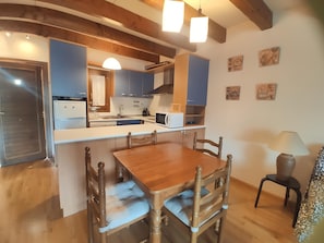 Dining - Mountain Duplex for 4 Guests with Parking in Villanúa (Villanúa)