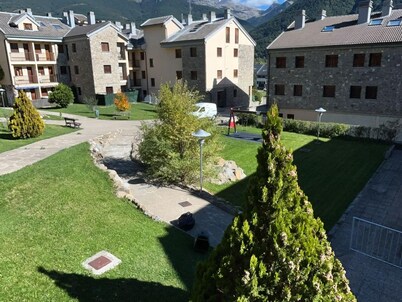 Mountain Retreat: Cozy 2BR Apt with Modern Amenities, Near Las Guixas Caves
