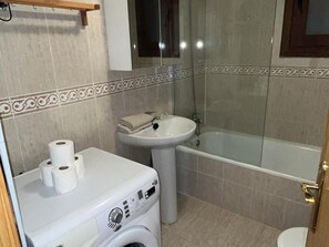 Hair dryer, towels - Mountain Retreat: Cozy 2BR Apt with Modern Amenities, Near Las Guixas Caves (Villanúa)