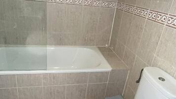 Secador de cabelo, toalhas de banho