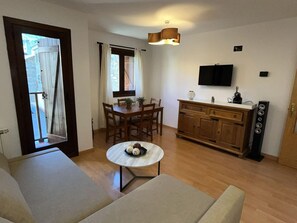 TV - Mountain Retreat: Cozy 2BR Apt with Modern Amenities, Near Las Guixas Caves (Villanúa)