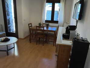 Dining - Mountain Retreat: Cozy 2BR Apt with Modern Amenities, Near Las Guixas Caves (Villanúa)