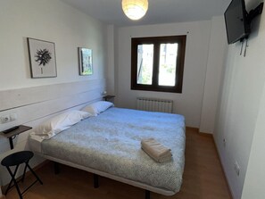 2 bedrooms, free WiFi - Mountain Retreat: Cozy 2BR Apt with Modern Amenities, Near Las Guixas Caves (Villanúa)