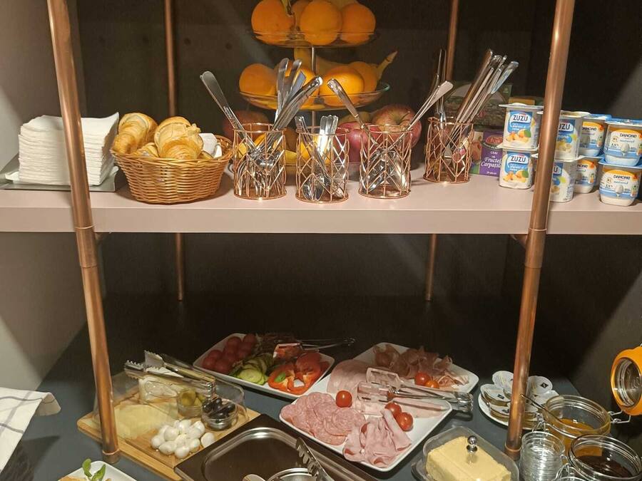 Una mesa de buffet con diferentes alimentos y utensilios.