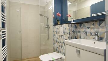 Doppia Standard | Bagno | Doccia, soffione a pioggia, set di cortesia gratuito, asciugacapelli