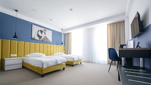 A hotel room with two beds, a desk, a chair, a TV, and a painting on the wall. - Vila Sarisa (Deva)