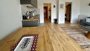Et moderne køkken med en træbordplade og en spiseplads med en løber med et mønster.