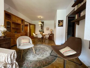 TV - 3-Bedroom Apartment with Pool, Terrace, and Garage in Jaca (Jaca)