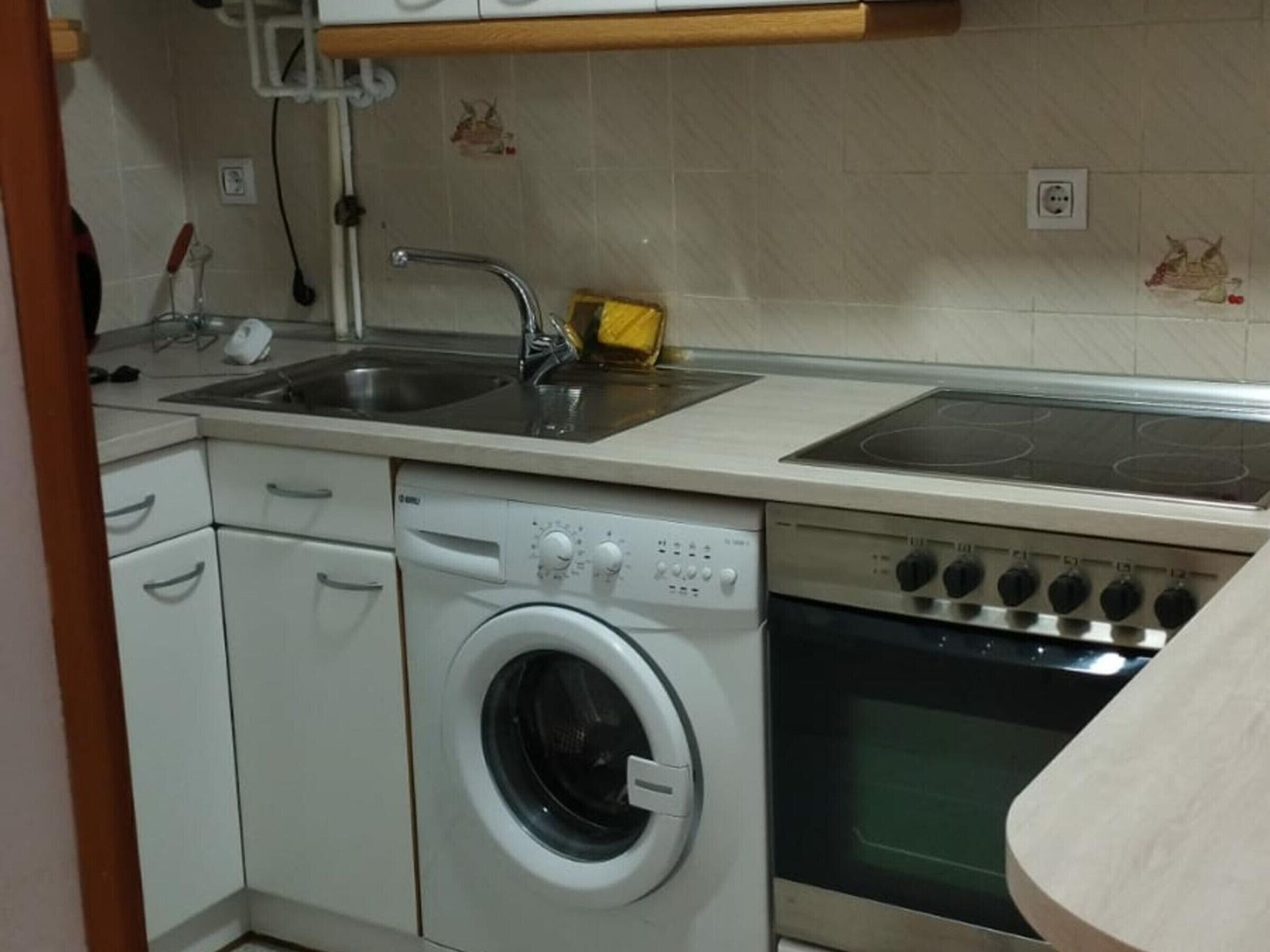 Microondas, horno, placa de cocina y cafetera o tetera