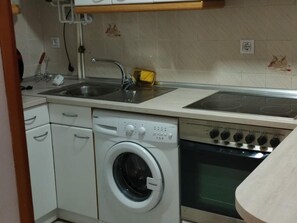 Micro-ondes, four, plaque de cuisson, cafetière/bouilloire