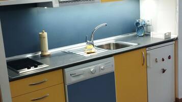 Microondas, horno, placa de cocina y cafetera o tetera