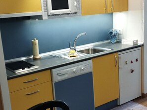 Een magnetron, een oven, een kookplaat, een koffiezetapparaat/waterkoker