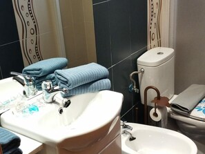 Secador de cabelo, toalhas de banho