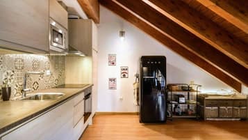 Ofen, Herdplatte, Geschirrspüler, Wasserkocher mit Kaffee-/Teezubehör