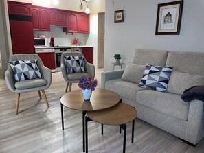 TV - Cozy Mountain Apartment with Pool, Gym, and Parking near Jaca Center (Jaca)