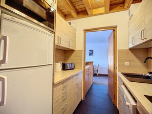 Refrigerador, horno, placa de cocina, lavavajillas