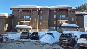 A multi-story building with a sign reading 'La Saulire.' - Cozy apartment at pistes, near shops (Méribel)