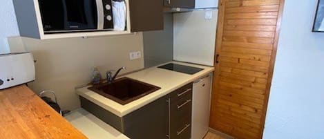 Kjøleskap, mikrobølgeovn, ovn og kokeplater