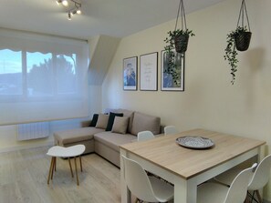 TV - Modern Penthouse with Pool, Parking, and Ski Storage in Jaca (Jaca)