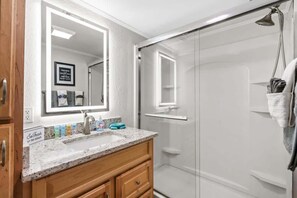 Regadera, secadora de cabello, toallas, papel de baño 