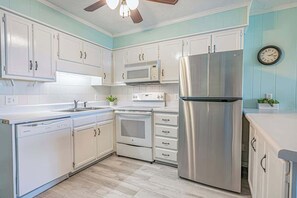 Kjøleskap, mikrobølgeovn, ovn og kokeplater