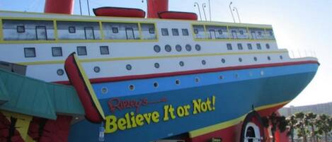 Un edificio colorido con forma de barco y el texto "Ripley's Believe It or Not!"