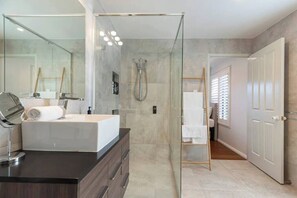 Douche, sèche-cheveux, serviettes fournies