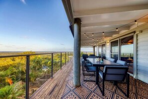 Outdoor dining - Mountains to coast - Bayu Lookout (Buderim)