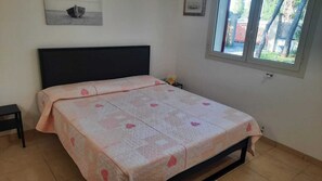 3 bedrooms, desk, iron/ironing board, WiFi