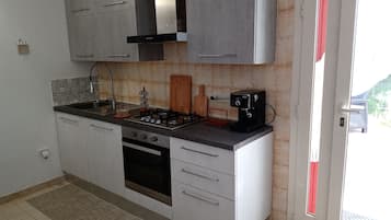 Oven, stovetop, dishwasher, cookware/dishes/utensils