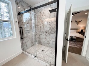 5 bedrooms, iron/ironing board, WiFi, bed sheets