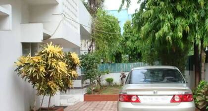 Comfy cozy sprawling bungalow for leisure/business trip