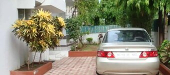 Comfy cozy sprawling bungalow for leisure/business trip