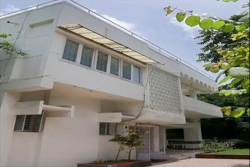 Comfy cozy sprawling bungalow for leisure/business trip