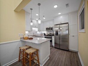 Fridge, microwave, oven, stovetop - Shipwatch 1411 - Point Unit (North Topsail Beach)